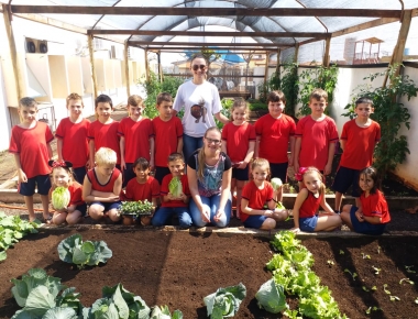 Alunos da Escola Tiradentes visitam Horta Comunitária do CRAS
