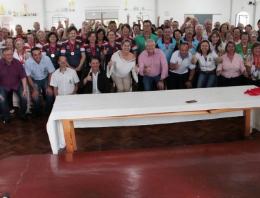 Atletas participantes do Jogos Regionais da Terceira Idade são premiados