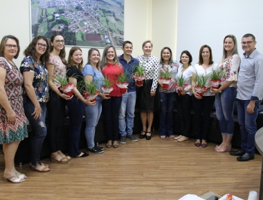 Diretores e coordenadores das escolas municipais são empossados