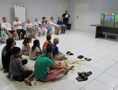 Encontro Intergeracional no CRAS recebeu contação de histórias