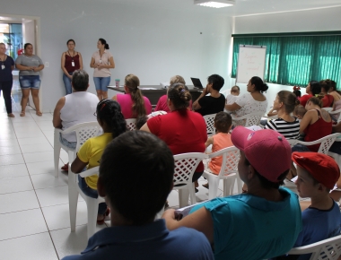 Beneficiários do Bolsa Família participam de reunião sobre programas sociais