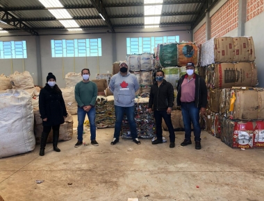 Representantes de Mercedes visitam Unidade de Recicláveis de Terra Roxa