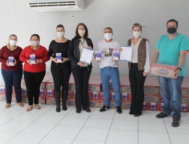 Mercedes recebe a doação de 2,5 mil litros de leite da Laticínios Quatá