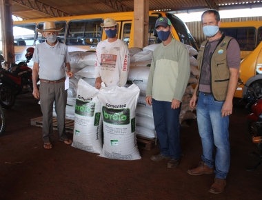 Produtores rurais de Mercedes recebem sementes de aveia  