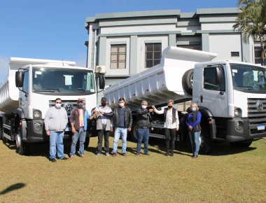 Mercedes recebe dois Caminhões Basculantes