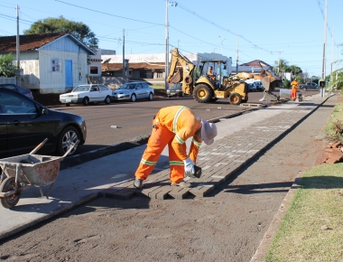 Revitalização da Rua Dr. Osvaldo Cruz começa a receber calçamento em paver