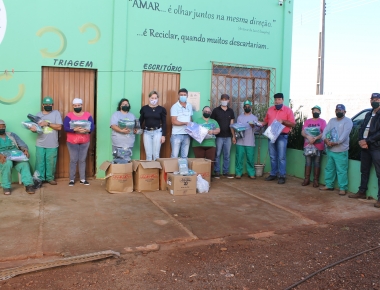 Uniformes e EPIÂ´s são entregues aos Agentes Recicladores da Amar 
