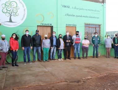 Unidade de Recicláveis de Mercedes recebe a visita de representantes de Entre Rios do Oeste