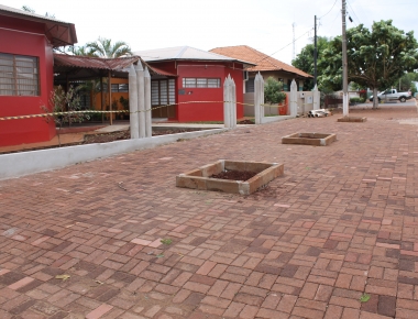 Melhorias com calçamento em paver são realizadas na Escola Cantinho Feliz e Capela Mortuária