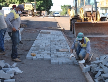 Calçamento em paver começa a ser instalado na Avenida Dr. Mário Totta