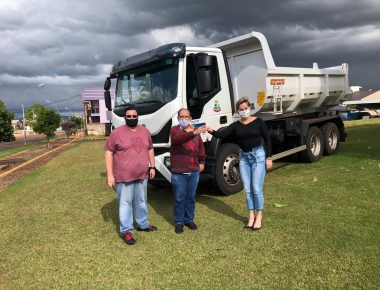 Frota de veículos de Mercedes recebe mais uma caminhão basculante