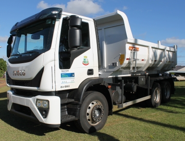 Realizada entrega oficial do caminhão basculante