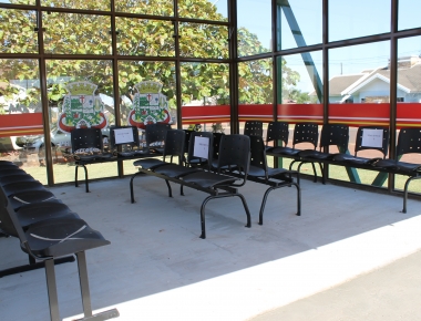 Mercedes instala ponto de espera para os pacientes da Secretaria de Saúde 