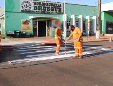 Avenida Dr. Mário Totta de Mercedes começa a receber sinalização viária