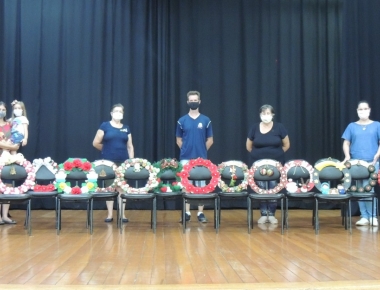 Artesãs de Mercedes confeccionam guirlandas de natal.