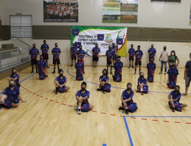 Atletas de Mercedes são contemplados com kits esportivos