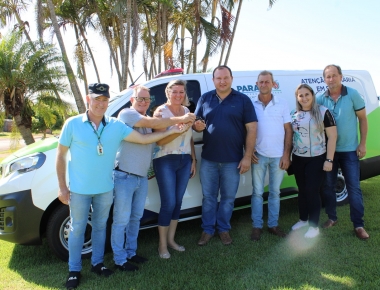 Prefeito Laerton Weber entrega nova ambulância para a Saúde