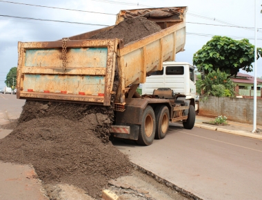 Iniciada a retirada do canteiro central da Av. Doutor Mário Totta