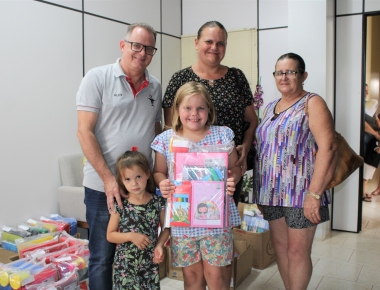 Mais de 130 alunos de Mercedes recebem materiais escolares