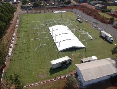 Montagem das estruturas para a Festa de Mercedes segue a todo vapor