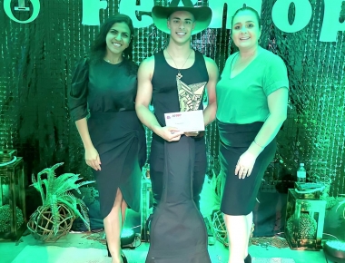 Cantor mercedense Felipe Porto conquista 3º Lugar no Fermop