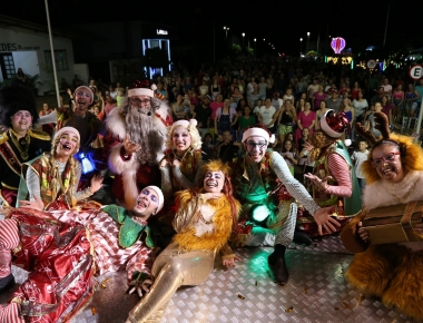 "Energia de Natal": Mercedes realiza espetáculo e distribui brinquedos para às crianças