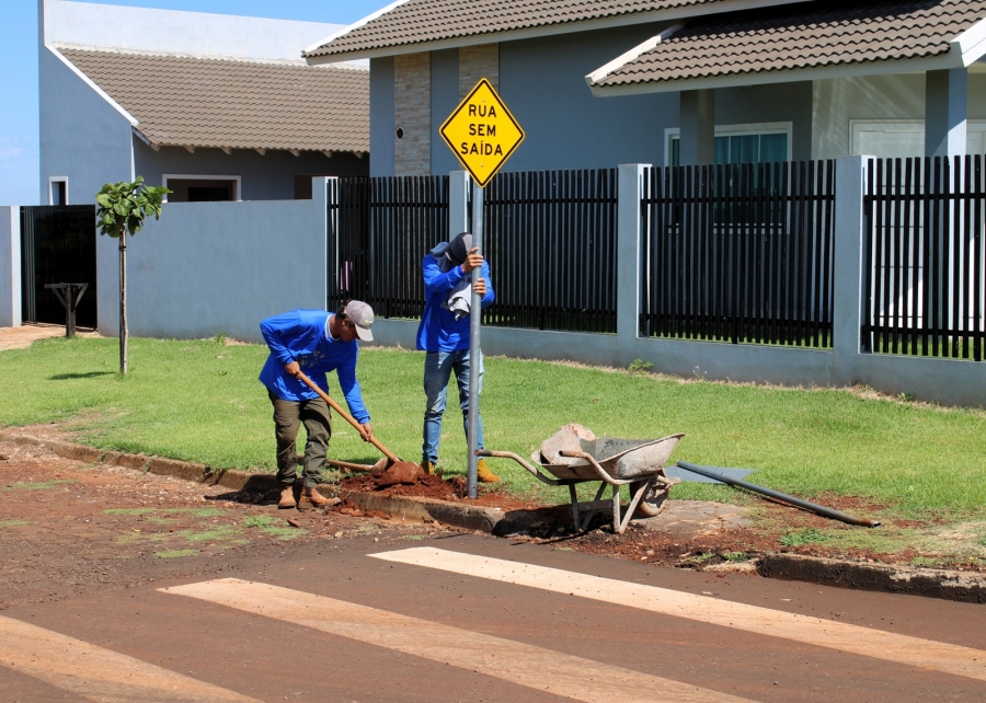 Mercedes recebe mais de 370 novas placas para reforçar a sinalização urbana