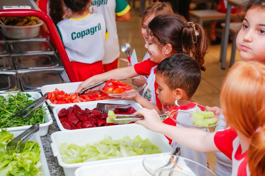 Mercedes transforma produção local em referência de alimentação escolar