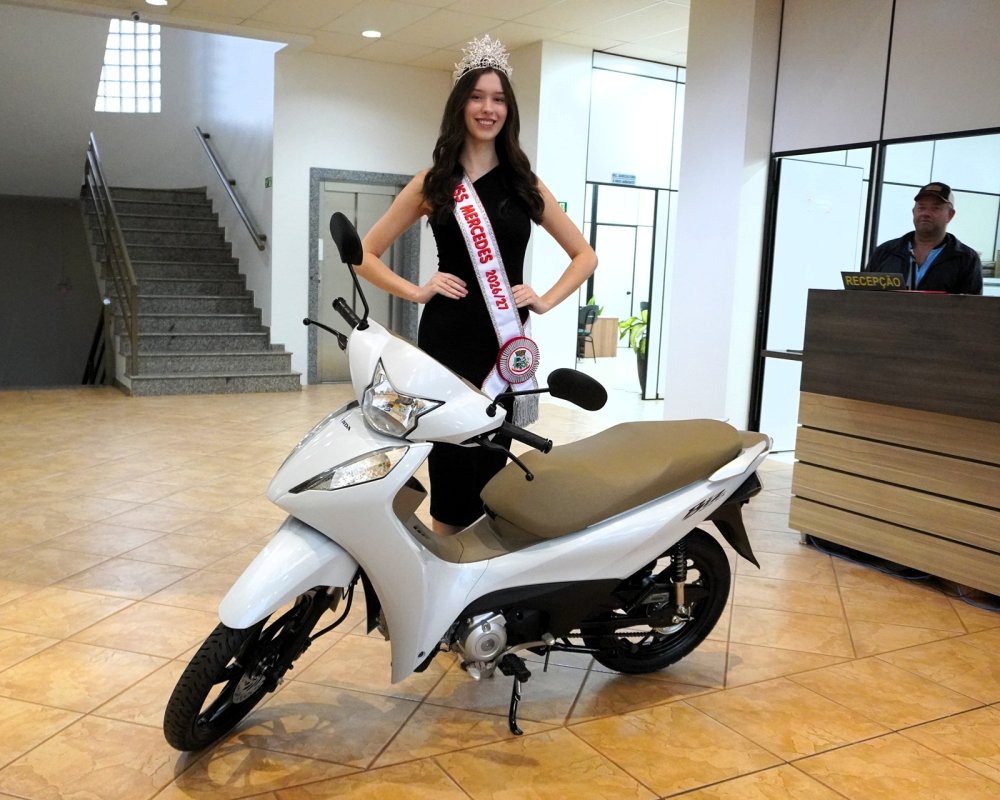 Miss Mercedes recebe Honda Biz 0 km pela conquista do título