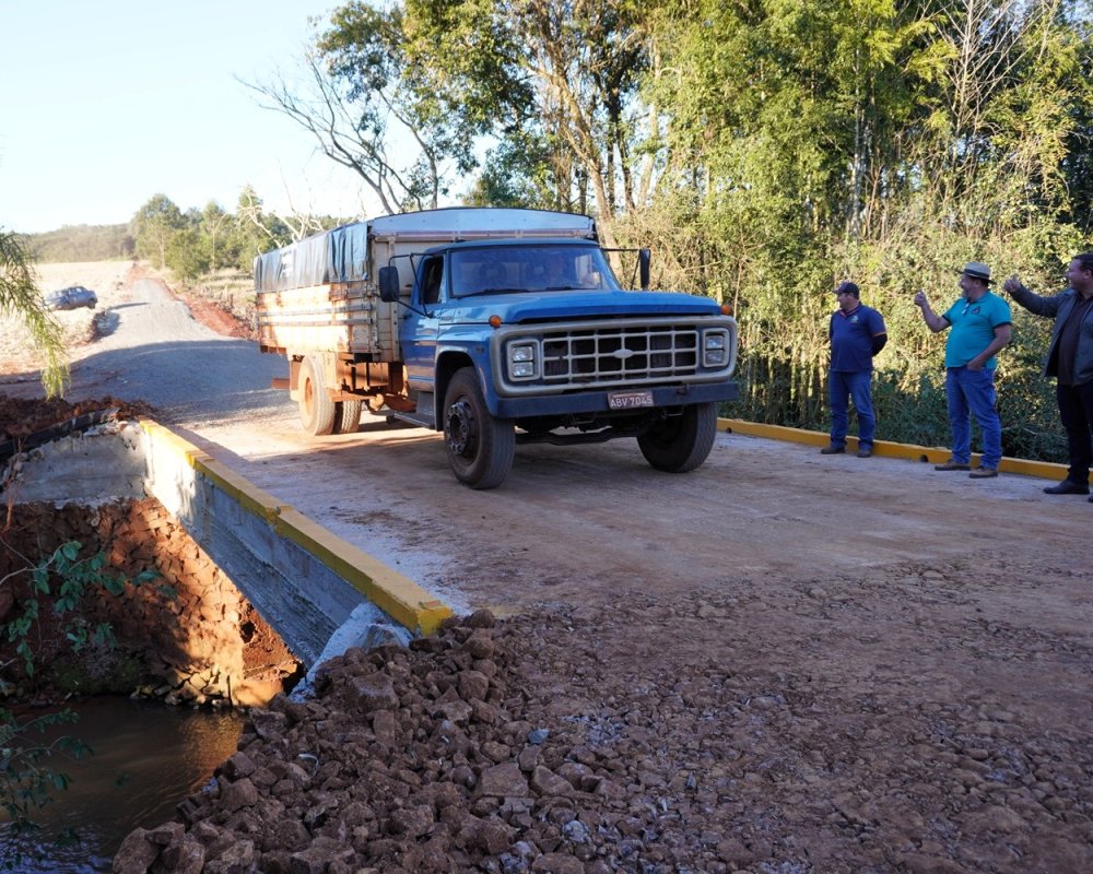 Ponte de madeira dá lugar a nova estrutura de concreto entre Mercedes e Marechal