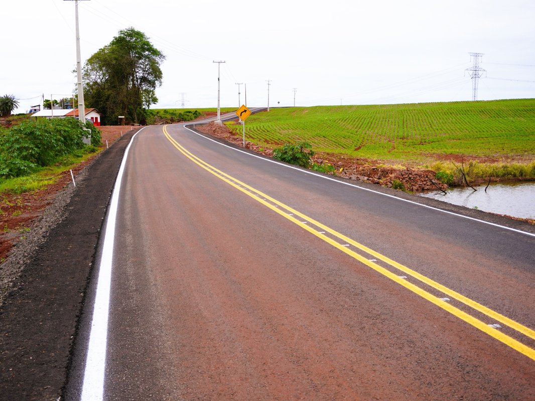 Prefeitura entrega mais uma estrada rural pavimentada e fortalece o agronegócio